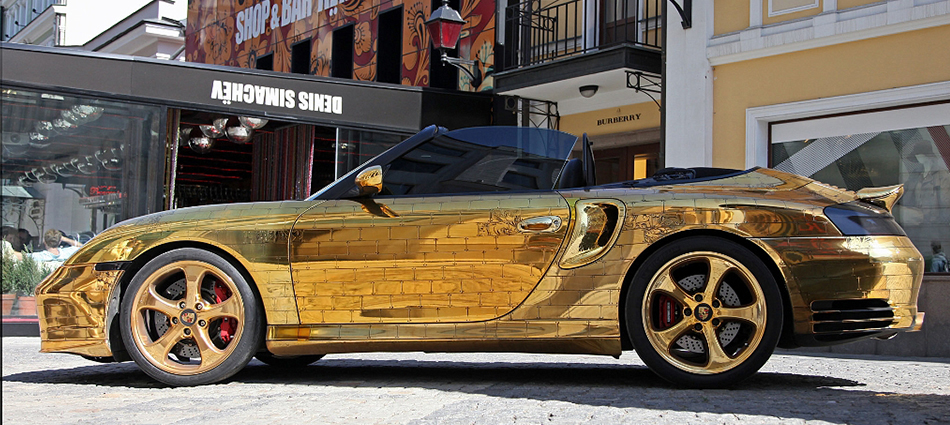 Денис Симачев является творческим художником, который делает не только внешний вид Porsche 996 Turbo Cabriolet, а также внутренний интерьер, который в настоящее время вся покрыта сусальным золотом.